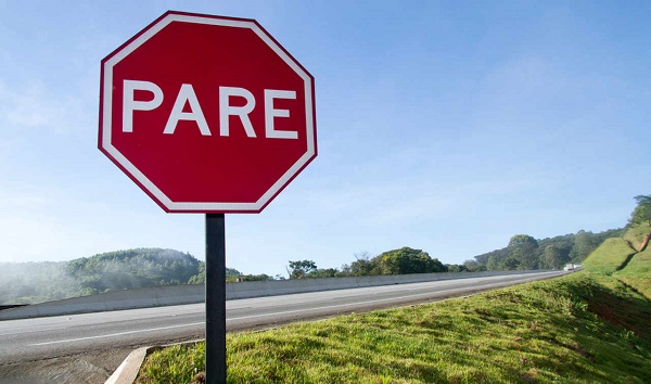 Placas de pare: entenda as diferenças e as implicações no trânsito!