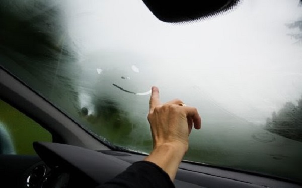 Como desembaçar vidro de carros na chuva?